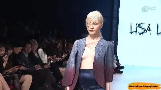 Голый показ мод