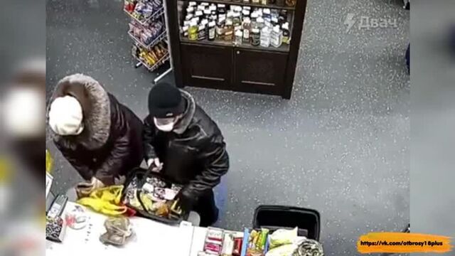 Бабка украла телефон у школьницы явно не отдав ей