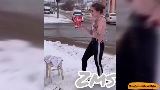 Школьница облилась зимой молоком на улице в купальнике
