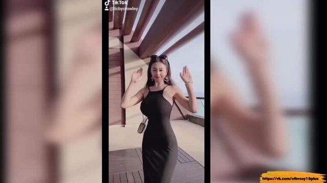 Годный тик-ток - красивое платье и большая грудь