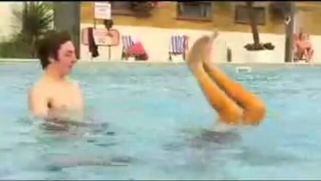 Ангус, стринги и поцелуи в засос