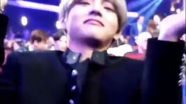 Я конечно понимаю что тэхен сейчас очень горяч но не забывайте что он все ещё макнэ лайн