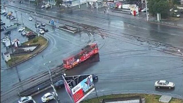 Трамвай сошел с мокрых рельс / нетипичный челябинск