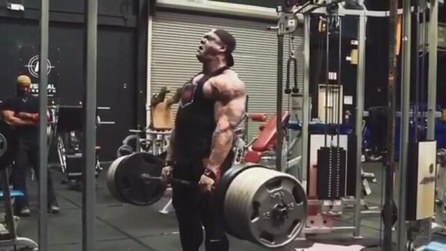 Даллас маккарвер, тяга 320 кг на 6 раз и приседания 300 кг на 8 раз