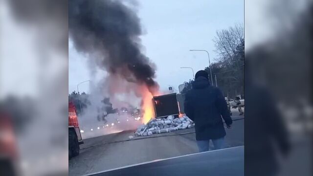 Тюмень: горит газель на московском тракте