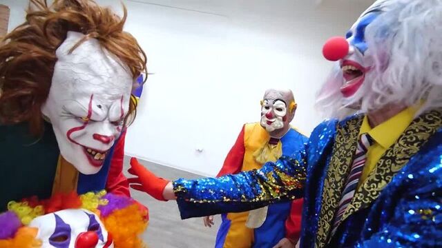 [аришнев] клоун а4 нас нашел! камуфляжные прятки от клоунов челлендж 