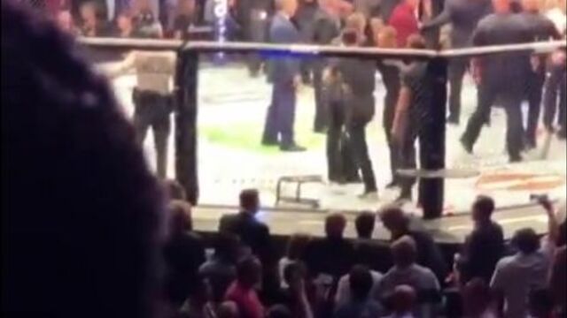 Драка конора макгрегора с фанатами хабиба после боя