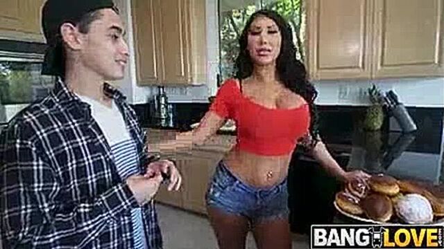 Cara may в трахе падчерицы после завтрака