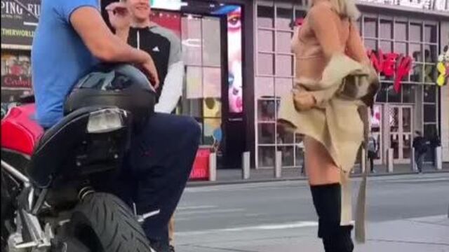 Русская инста-дива настя филдс точно знает, что нужно людям в суровую годину пандемии.