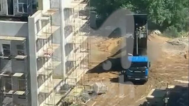 Самосвал на стройке жк "охтинский ключ"