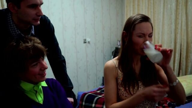 Порнозвезда открывает кейсы кс и пьет кумыс (18+)))