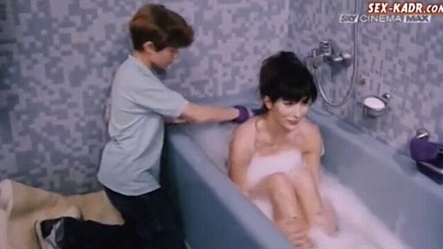 Мальчик и взрослая женщина в душе