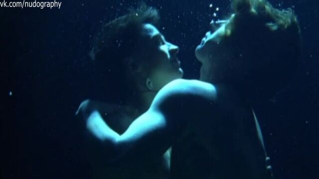 Хенриетта хайнце (henriette heinze) под водой в фильме "ппоявление" (auftauchen, breaking the surface, 2006)