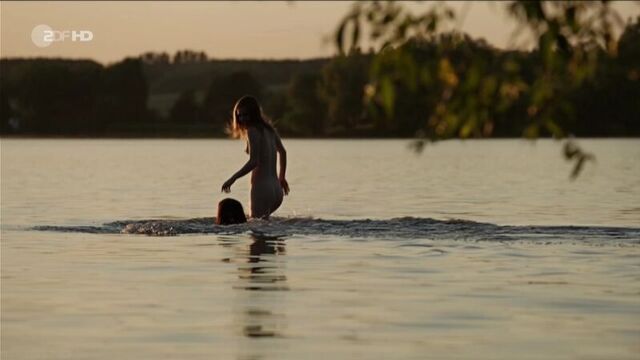 Josefine preuß, sylta fee wegmann naked - lotta & der dicke brocken (2016) slomo / йозефина пройсс, силта фе вегманн - лотта