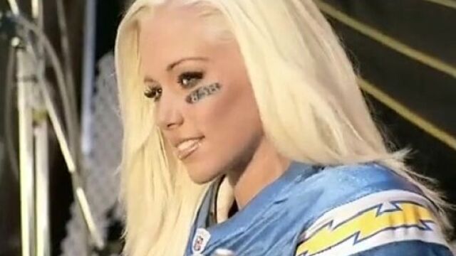 Kendra wilkinson breasts - butt scene in the girls next door